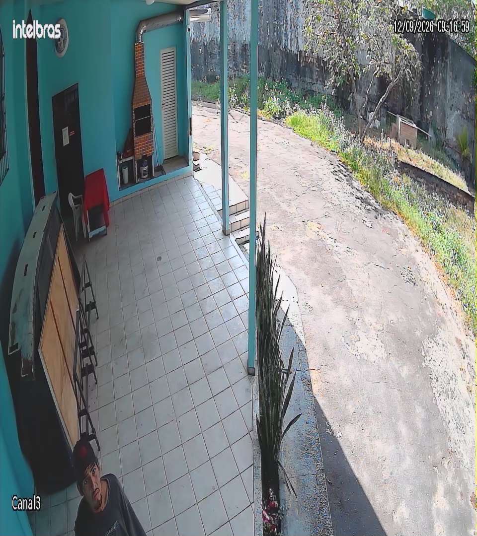 09:16:59 · O segundo indivíduo na varanda