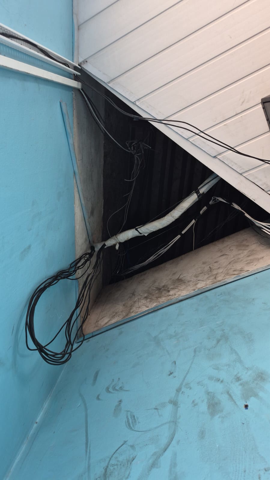 Forro aberto e fiação arrancada