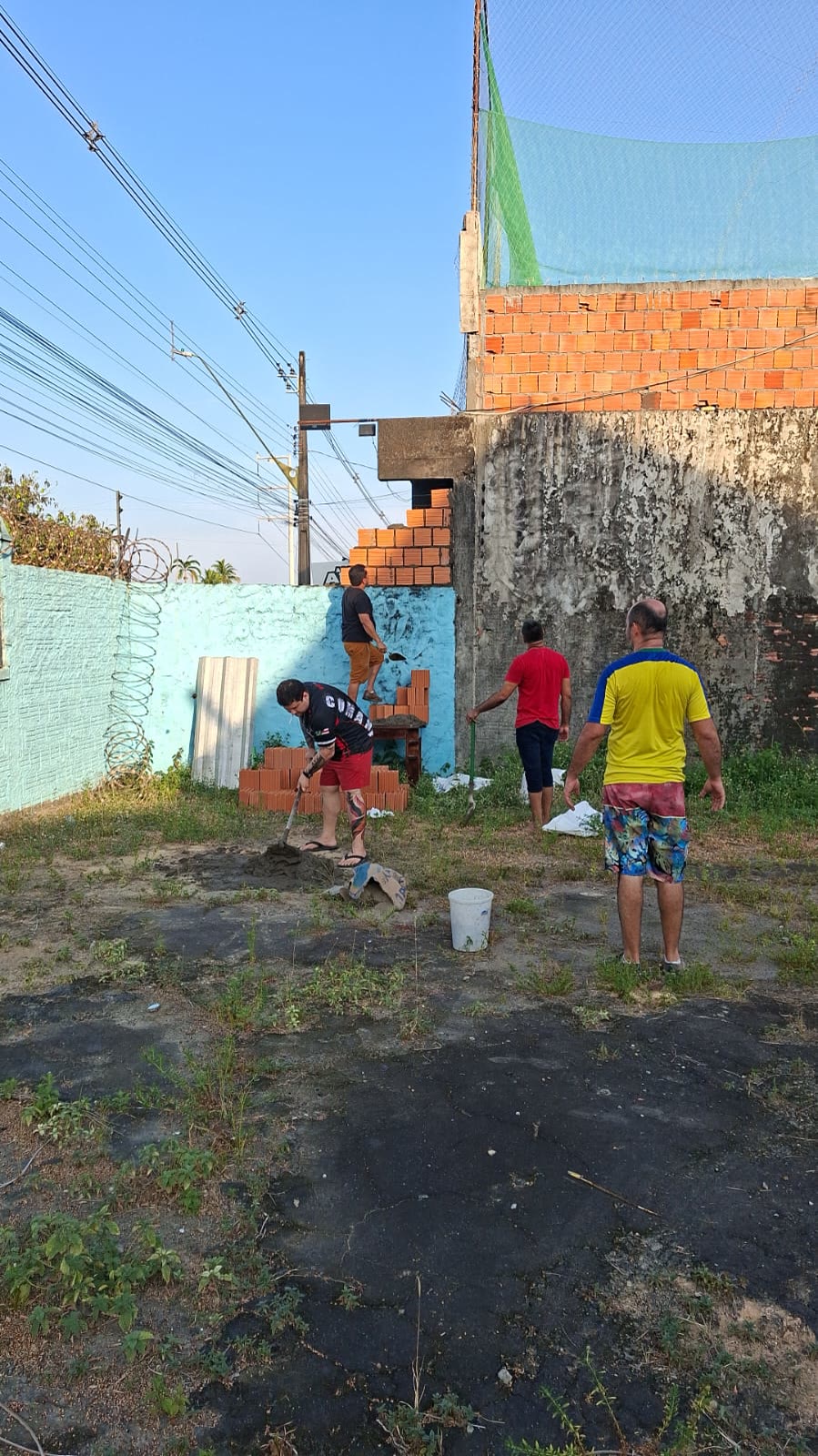 Mutirão dos irmãos para reforçar o muro